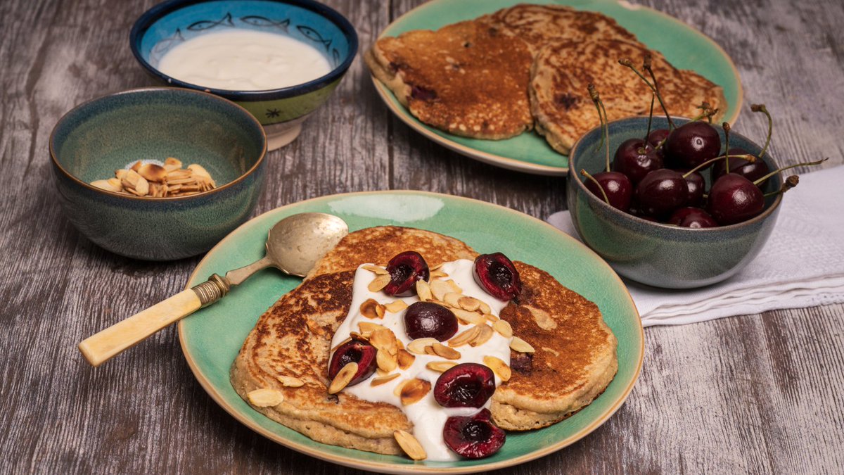 🍒Calling all cherry bakewell lovers! Enjoy these delicious pancakes topped with juicy cherries, creamy coconut yoghurt and crunchy toasted almonds - the perfect treat for #PancakeDay. Recipe link: hamlynsoats.co.uk/recipes/cherry… #pancakes #cherrybakewell #oats
