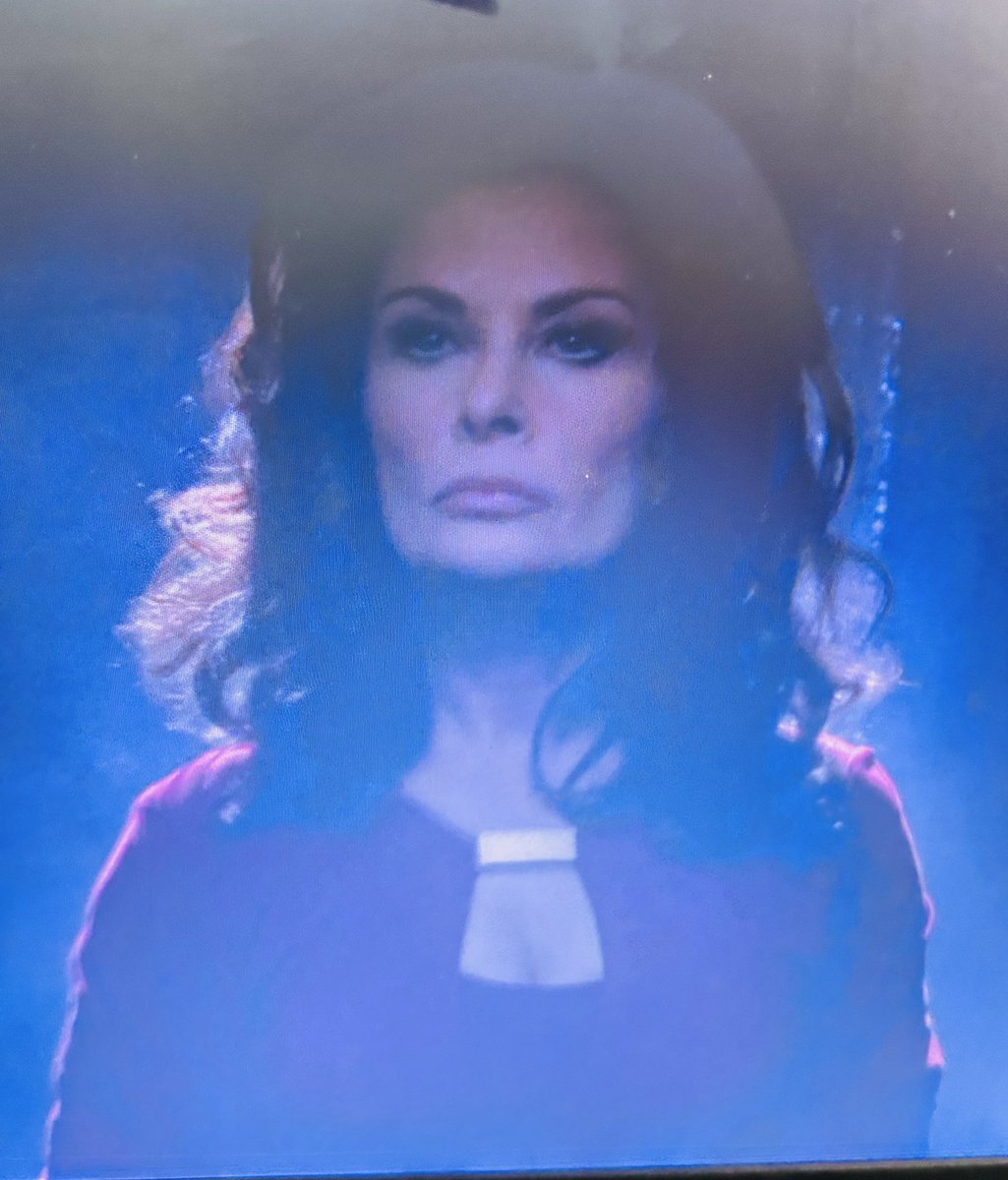 Raiyenne's tweet photo. was catching up to some shows and #V re-imagined show next up in my list. So far, so good until S2E1 evil cliffie 😅 Visitor Anna’s mother is Diana! Hope any #Fifthcolumn from the 1984 show 😅 will make an appearance! https://t.co/AQ3jMLel7Q