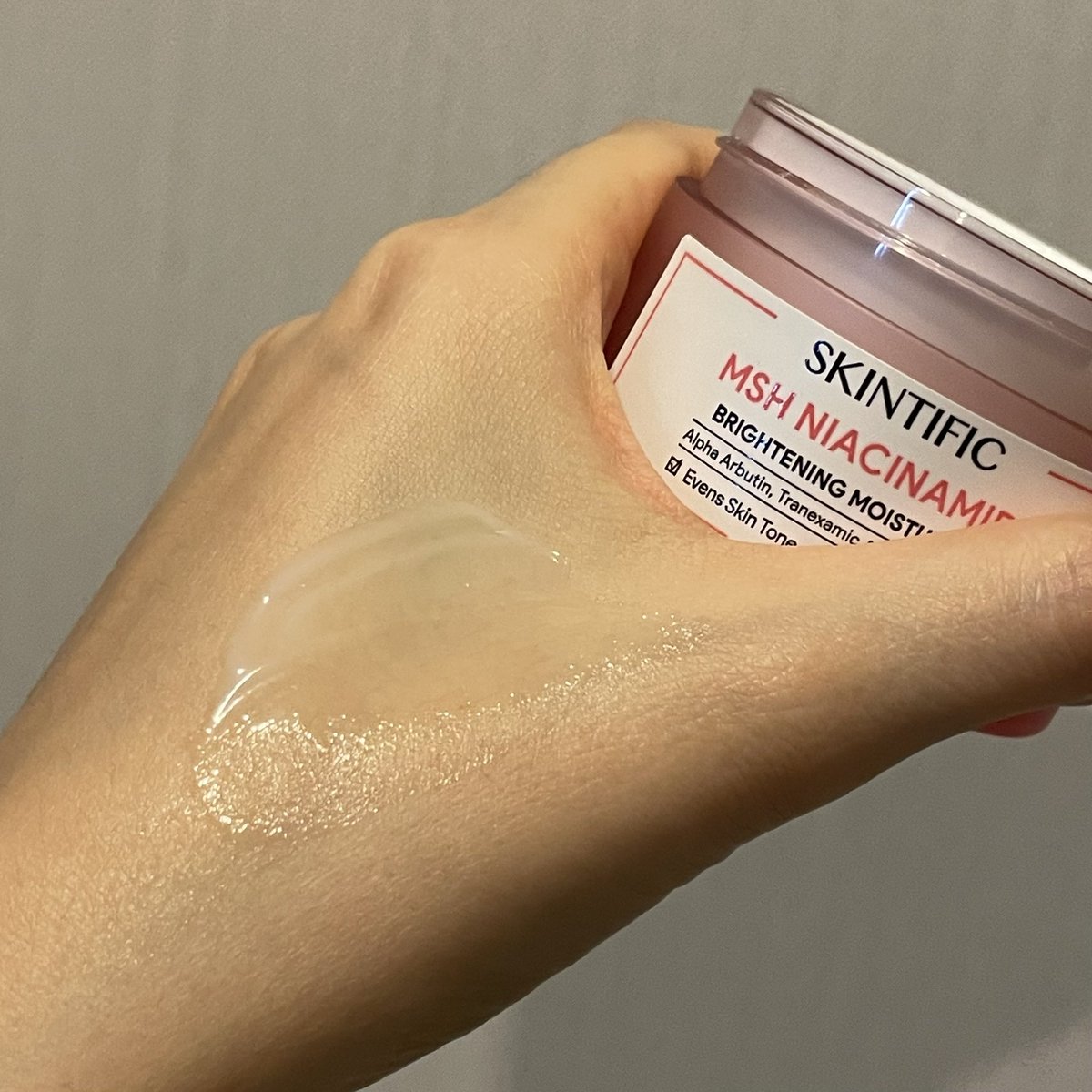 นอกจากคุชชั่นที่ว่าเริ่ดแล้วตัวอื่นๆเค้าก็ทำออกมาดีมากเลยนะ วันนี้อยากเอาครีม moisturizer ของ Skintific มารีวิว สองตัวนี้ใช้ได้ทั้งกลางวันและกลางคืนเลย
💓 MSH Niacinamide - ตัวนี้ช่วยปรับผิวให้กระจ่างใส ลดรอยต่างๆ และก็ช่วยคุมมัน
💙 5X Ceramide - ให้ความชุ่มชื้นดีมากก