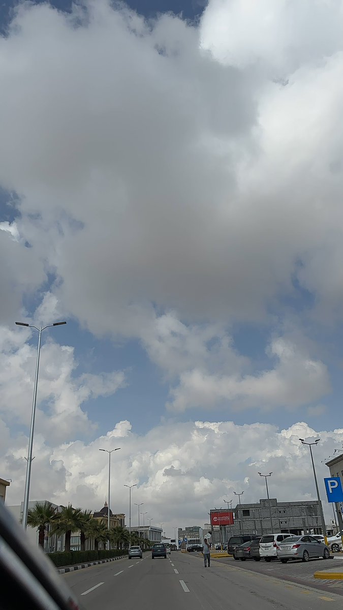 br0o_4's tweet photo. اجمل صباح بوجود الغيوم وكوب القهوة 😍🤍 #صباح_الخيرᅠ https://t.co/lijNLDrXMR