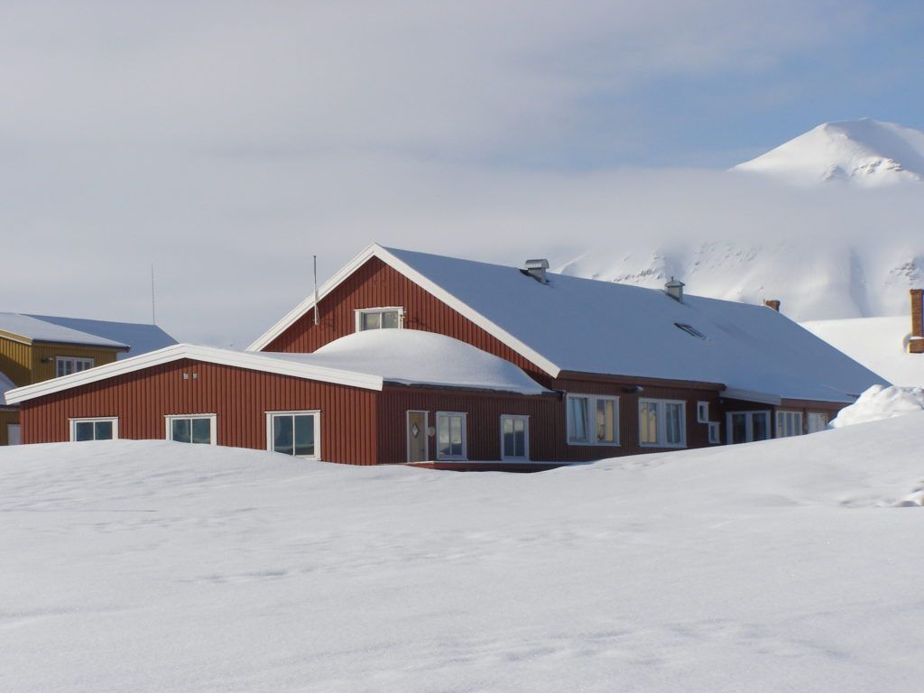 Ny-Ålesund: How UK scientists are studying climate change in the Arctic | @daisydunnesci @BAS_News Read here: bit.ly/42CBpX1