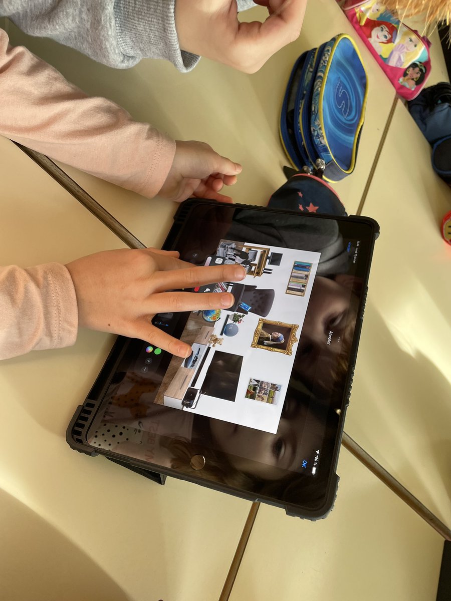 NiogretVitry's tweet photo. En CE1 CE2 nous commençons par entourer les objets qui nous donnent des informations #EMI #numeriqueducatif https://t.co/524zpmIphI