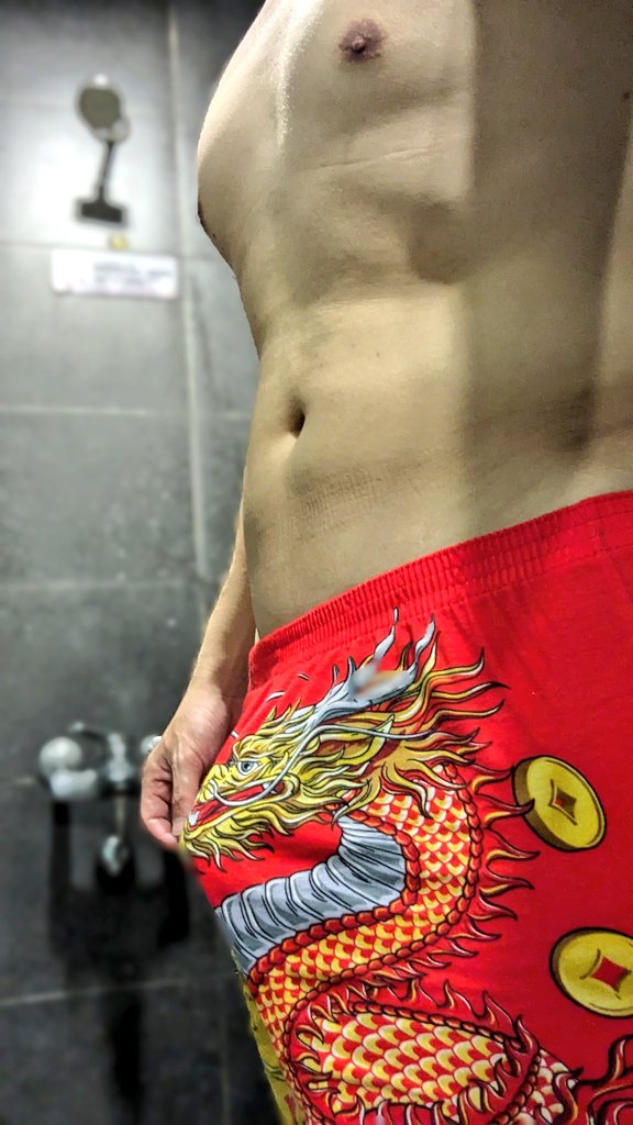 BoxersTaro's tweet photo. 龍年果然還是要龍內褲
小頂龍頭拜個晚年 
新年快樂🎉

#龍內褲 #四角褲 https://t.co/xuVTqKKCxw