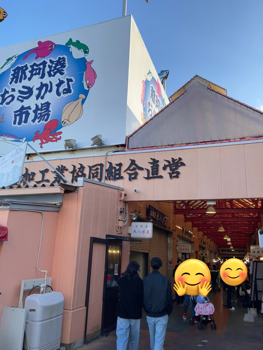 702131's tweet photo. 昨日は茨城の那珂湊おさかな市場に行って美味しい物を満喫したあと海峡道塾さんのイベに行ってきましたー😊
#デコトラ　#バニング https://t.co/FtFc7YOGtX