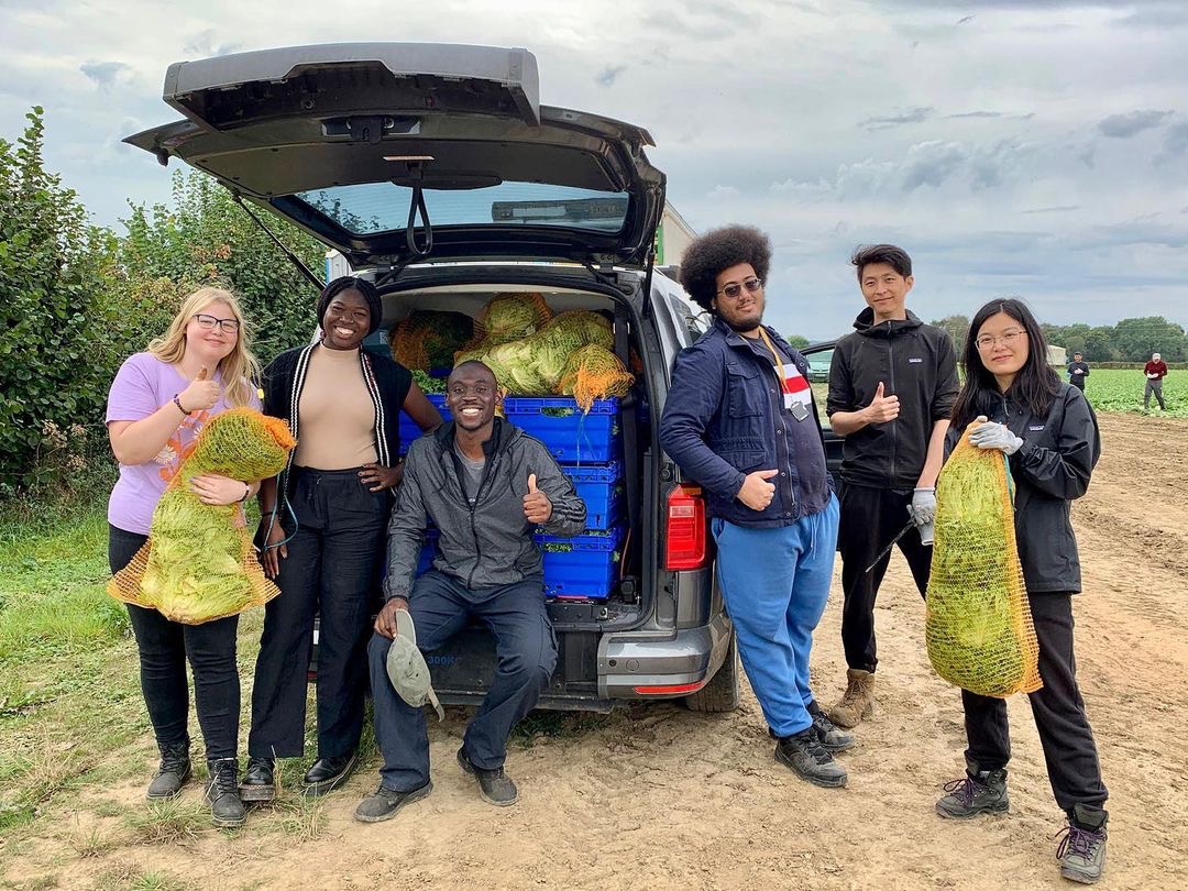 Students and staff at @UniKent are doing some fantastic volunteer work for the community🌱 Through @UniKent & @ProducedinKent's gleaning project, volunteers are tackling food waste by redistributing surplus food to those who need it🥕 The volunteer team📸 #StudentVolunteerWeek