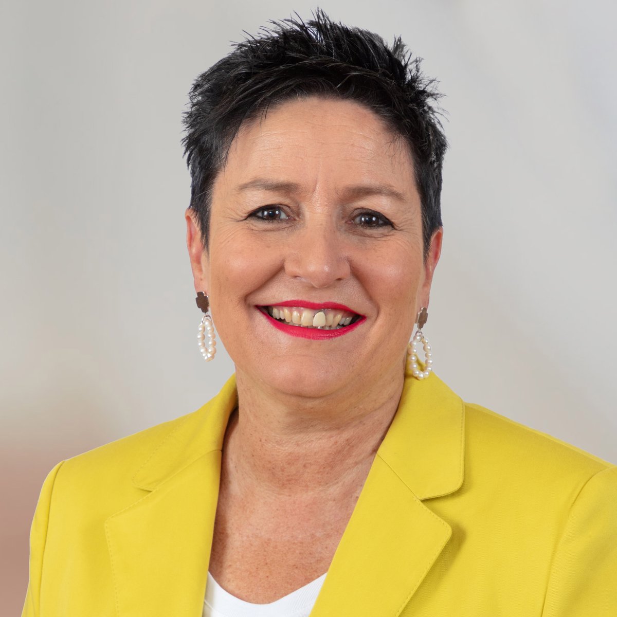 Le comité de SWISS RETAIL FEDERATION nomme à l'unanimité la conseillère nationale <a href="/SchneeDani67/">Daniela Schneeberger</a> du <a href="/FDP_Liberalen/">FDP Schweiz</a> de Bâle-Campagne comme nouvelle #présidente de <a href="/RetailSwiss/">SWISS RETAIL FEDERATION</a> - la tête de l'association reste ainsi entre les mains de femmes !  Plus d'infos : t.ly/pxvN5