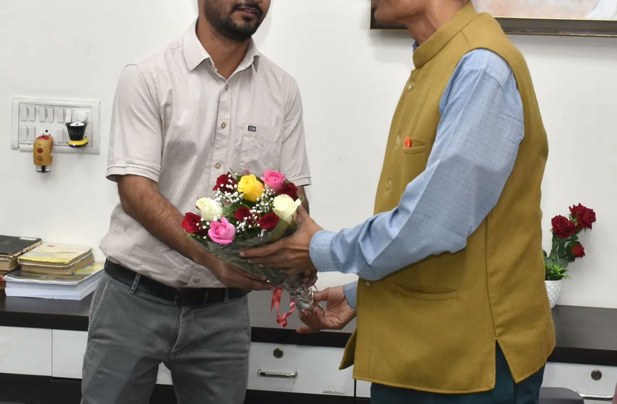 Info_Vadodara's tweet photo. વડોદરાના નવા જિલ્લા કલેક્ટર તરીકે પદભાર સંભાળતા શ્રી બી. એ. શાહ
શ્રી બીજલ શાહે પ્રાંત અધિકારીઓ અને મામલતદારો સાથે પરિચયાત્મક બેઠક યોજી સરકારના વિવિધ પ્રોજેક્ટની માહિતી મેળવી @CollectorVad
@ddo_vadodara
@InfoGujarat https://t.co/FWuj2LT74V
