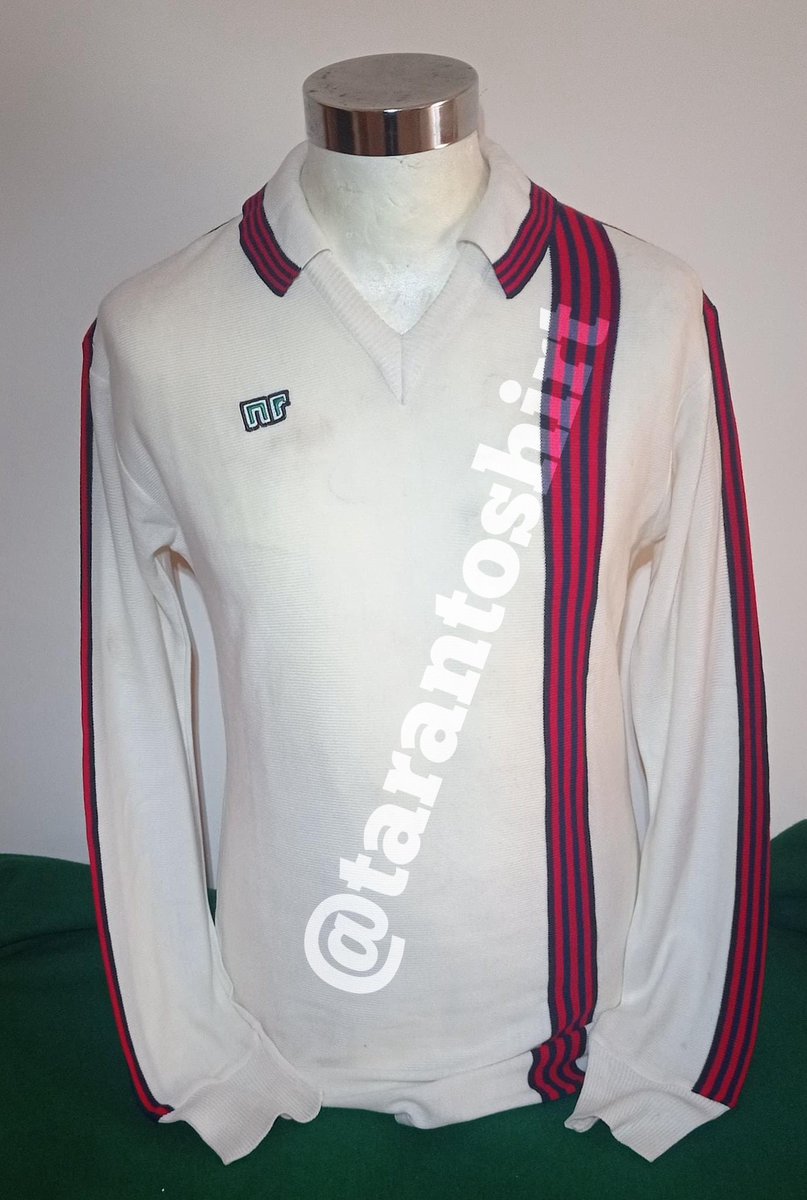 tarantoshirt's tweet photo. Meravigliosa maglia indossata in trasferta da Federico Caputi nella stagione 1977/1978. Splendido e semplice design completamente bianco con inserto verticale sottile rossoblù e richiamo sul colletto… https://t.co/DgapHhdmKv https://t.co/DXwFO4AWBu