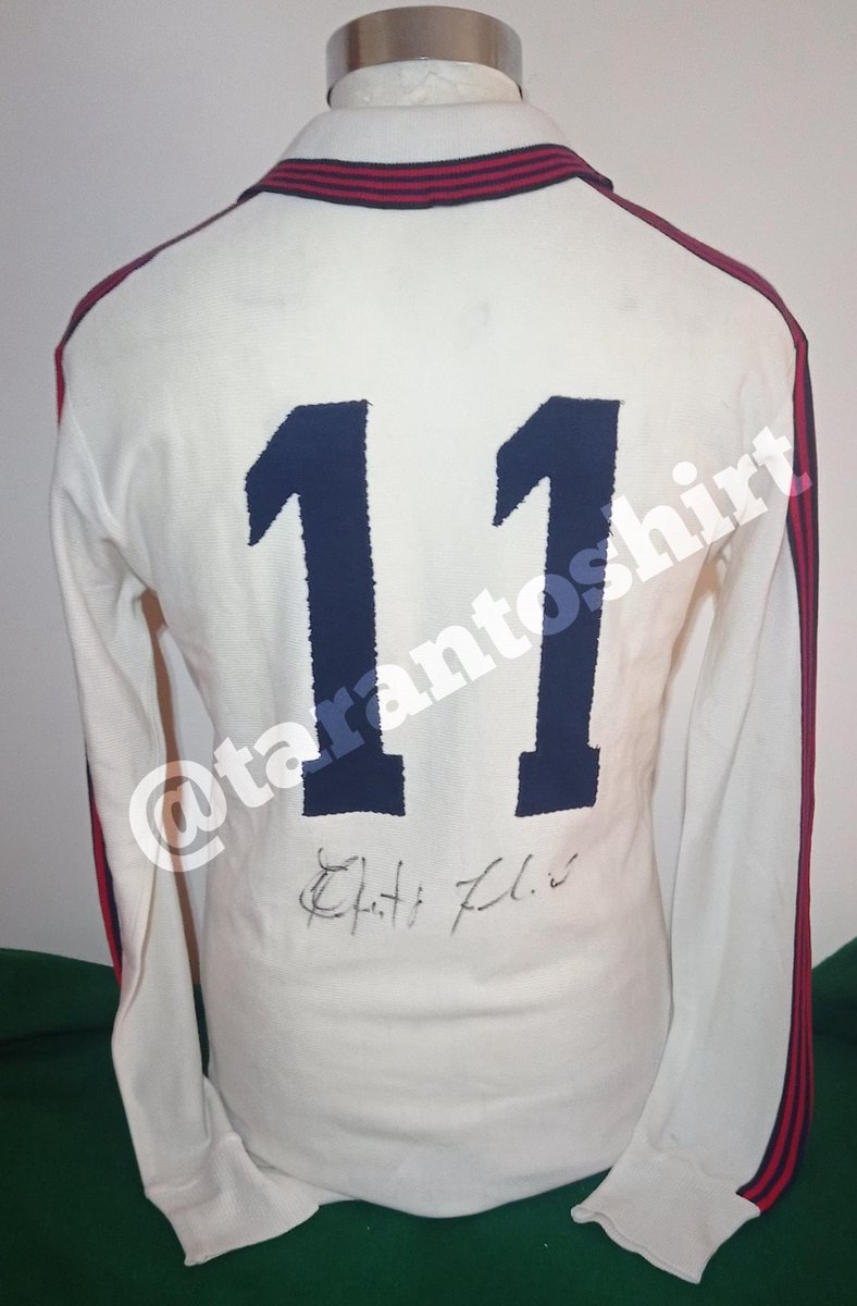 tarantoshirt's tweet photo. Meravigliosa maglia indossata in trasferta da Federico Caputi nella stagione 1977/1978. Splendido e semplice design completamente bianco con inserto verticale sottile rossoblù e richiamo sul colletto… https://t.co/DgapHhdmKv https://t.co/DXwFO4AWBu