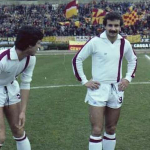 tarantoshirt's tweet photo. Meravigliosa maglia indossata in trasferta da Federico Caputi nella stagione 1977/1978. Splendido e semplice design completamente bianco con inserto verticale sottile rossoblù e richiamo sul colletto… https://t.co/DgapHhdmKv https://t.co/DXwFO4AWBu