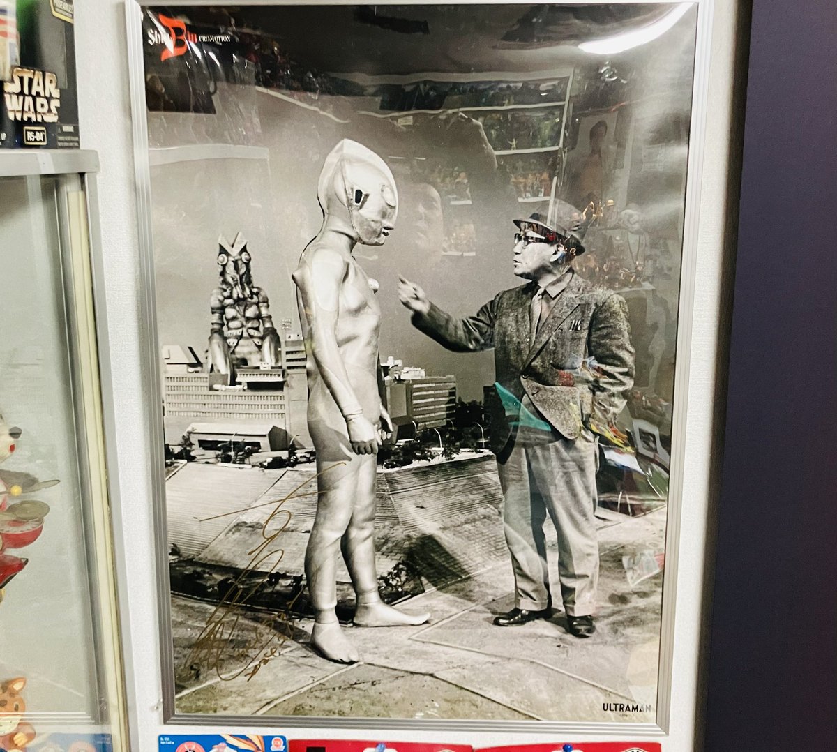 mogurahouse_com's tweet photo. 昨日　ワンフェスにて販売した
円谷監督&amp;ウルトラマンB2ポスター 古谷敏氏サイン入り

いゃ〜企画販売して良かった〜
昨年須賀川市行かなかったらこの商品の企画は無かったです

サイン会
お客様には大変遅れてご迷惑をおかけしすみませんでした💦

事務所が明るくなったなー

また何か企画します😃 https://t.co/SFO20BYIW2