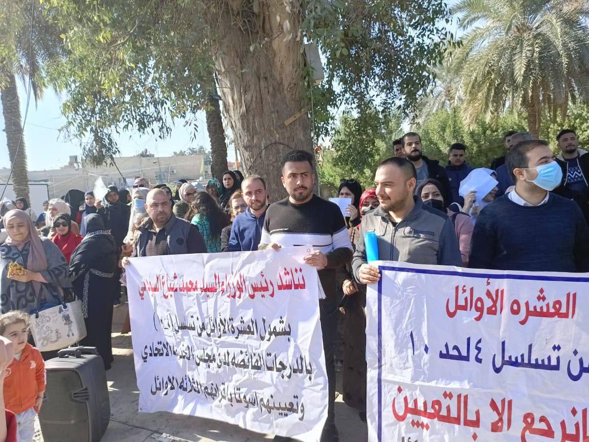 القوات الامنية تعتدي بالضرب على المتظاهرين السلميين
#اعتقال_ممثل_العشرة_الاوائل