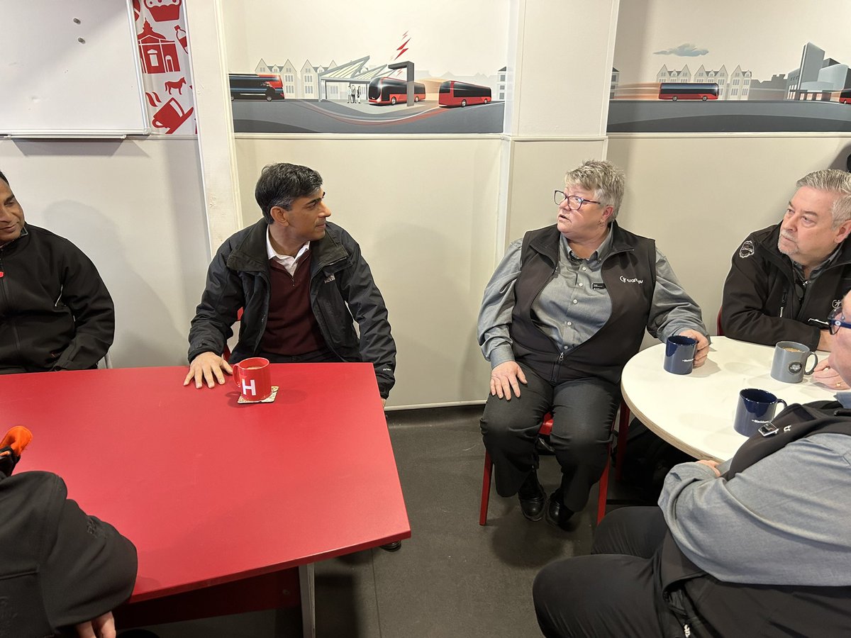 Vitto_p's tweet photo. Today we hosted @RishiSunak at our depot in Harrogate. Some great discussions with our apprentices, the impacts of the £2 bus fare and a walking tour of our Electric bus project ⚡️ 🚌 https://t.co/L61s02eFTK