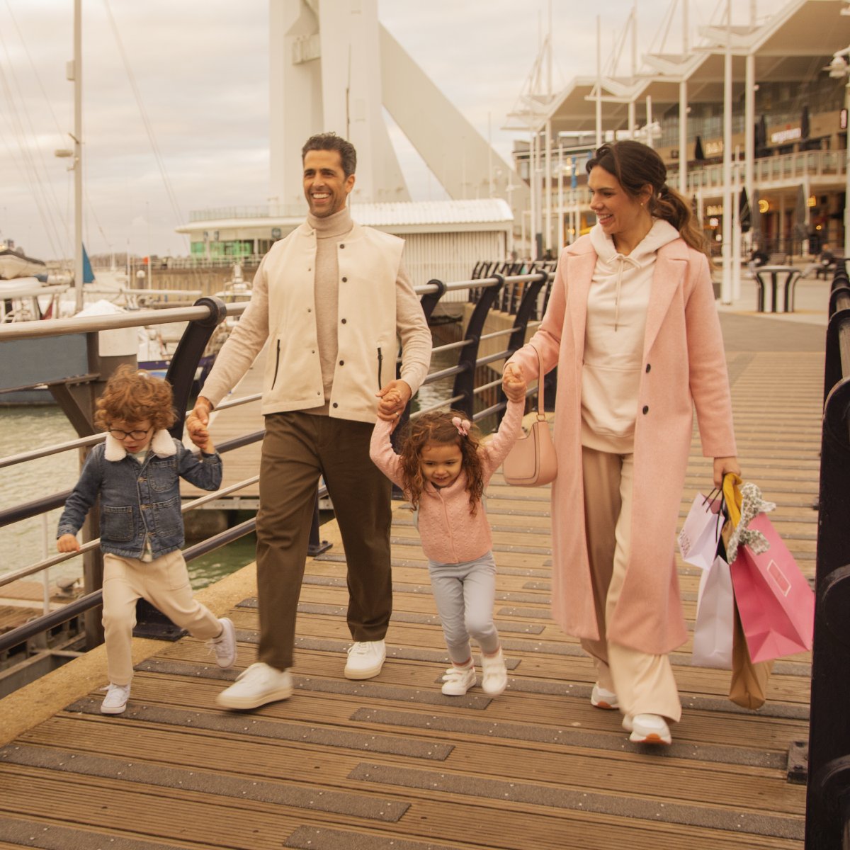 Are you looking for the perfect way to keep the family entertained during half term? Look no further than Gunwharf Quays! 👨‍👩‍👧‍👦 Shop top brands at outlet prices and indulge in delicious dining options 🛍️🍔 Plan your day here 👉 bit.ly/3Oqwqmt