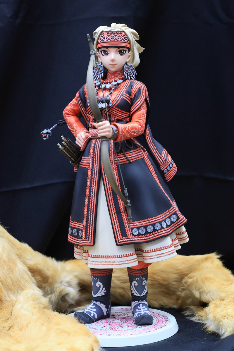 C_EOS50D's tweet photo. 『乙嫁語り』のヒロイン・アミルさんの気合入ったフィギュアがワンフェス会場に。
森薫氏の異常な描き込みの衣装が再現された、工芸品に近い逸品。
値札も無く、ディーラーさんの名前もわからず…。

初ワンフェスでしたが、持ってくレンズ選定を間違え殆ど撮影できず、失敗しました。 https://t.co/MbuunY8063