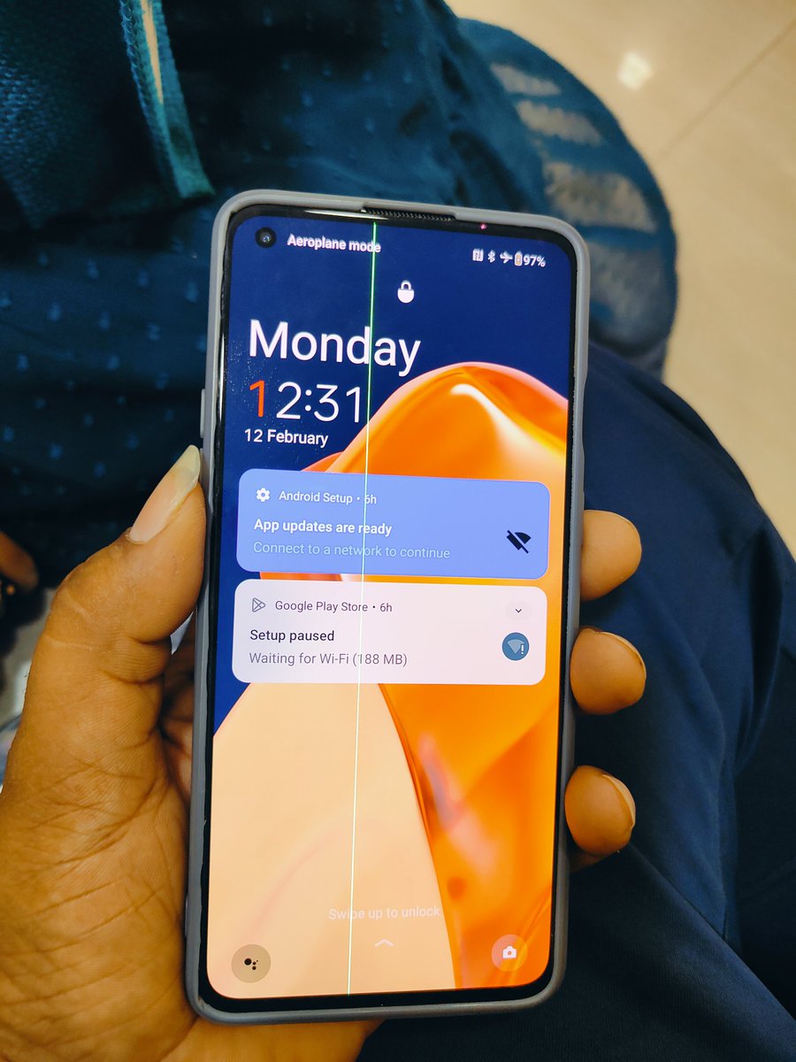 MeeOmkar2's tweet photo. Hey @oneplus pls look at my mobile (One Plus 9R).
A Green line was embarked on my mobile display after the update of latest version. 
@OnePlus_IN @OnePlus_Support
#OnePlus
#OnePlus_issue (1/n) https://t.co/tmWtkTazq9