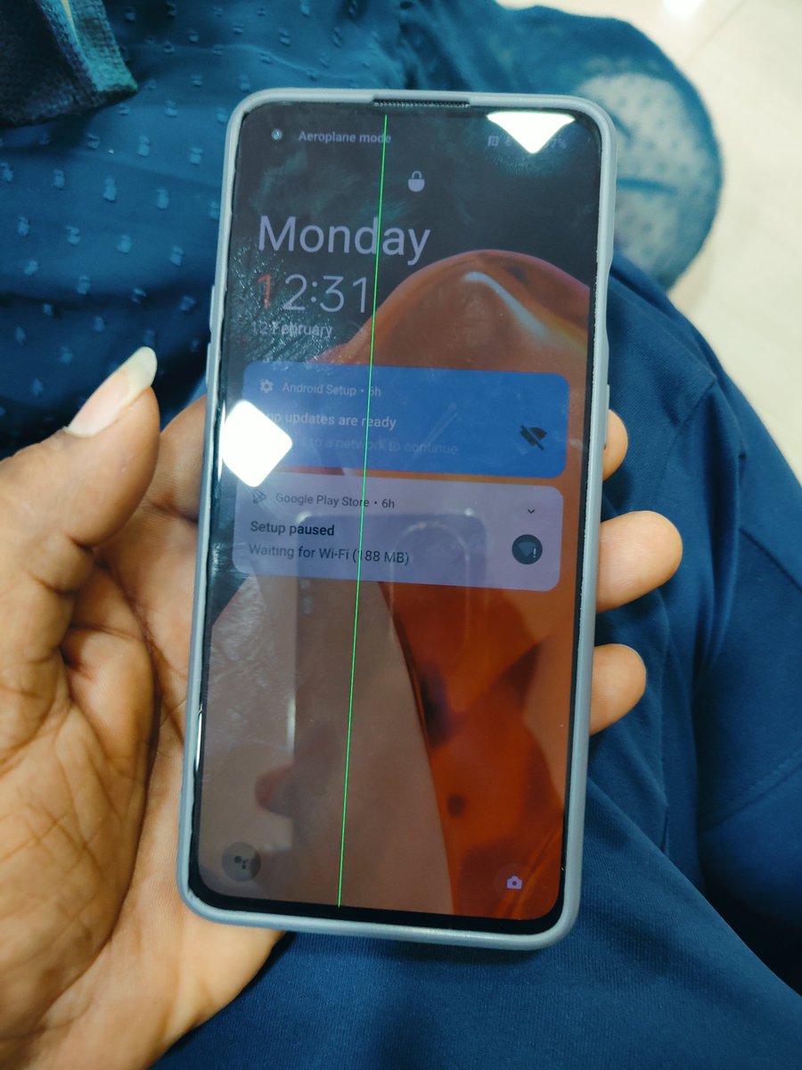 MeeOmkar2's tweet photo. Hey @oneplus pls look at my mobile (One Plus 9R).
A Green line was embarked on my mobile display after the update of latest version. 
@OnePlus_IN @OnePlus_Support
#OnePlus
#OnePlus_issue (1/n) https://t.co/tmWtkTazq9