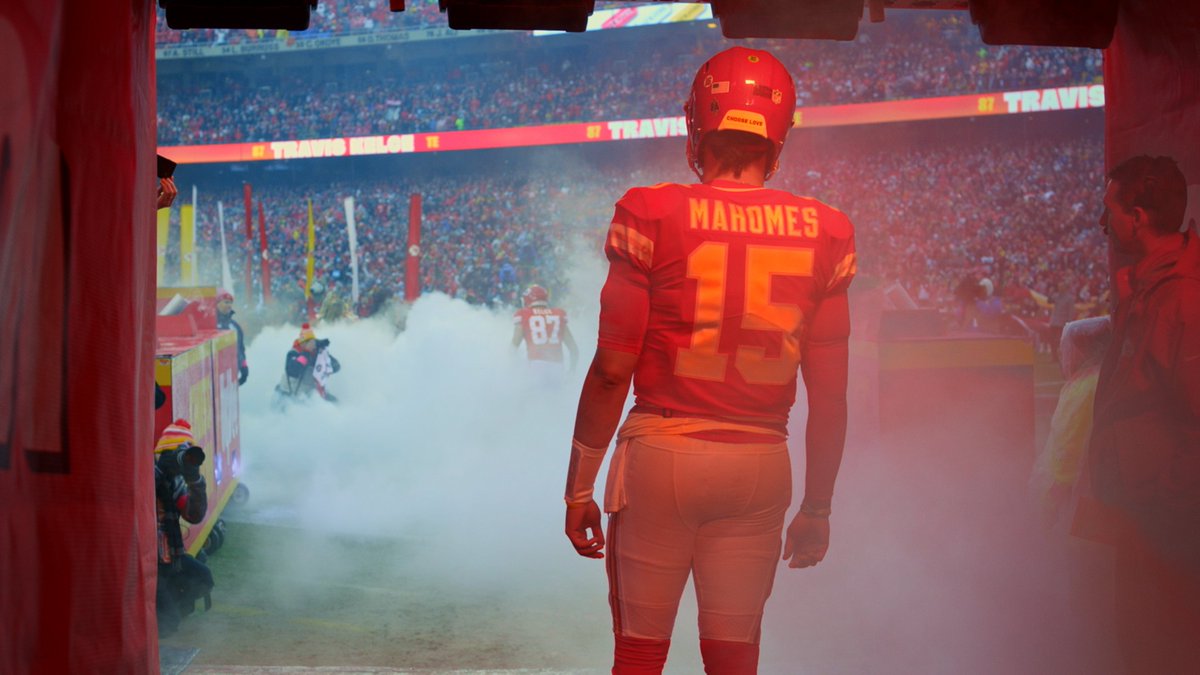 NetflixFR's tweet photo. Cette nuit, les Kansas City Chiefs ont remporté leur 3ème titre de Champions du Super Bowl.

Dans la série docu Quarterback, on retrace leur parcours dans le championnat de 2023 (et oui, vous allez enfin comprendre les règles) https://t.co/vDBRdxVNn8