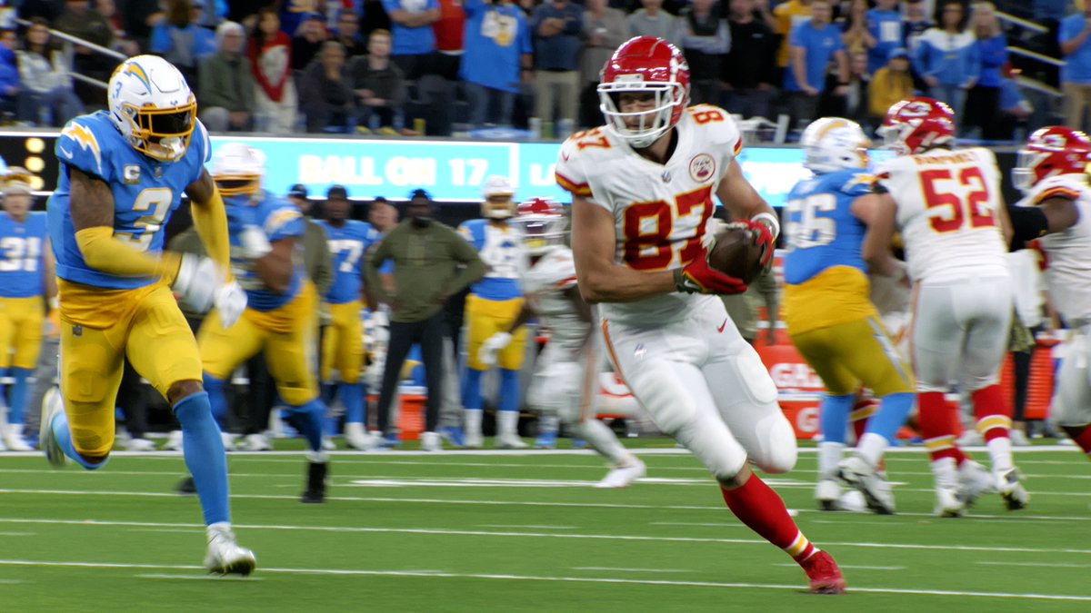 NetflixFR's tweet photo. Cette nuit, les Kansas City Chiefs ont remporté leur 3ème titre de Champions du Super Bowl.

Dans la série docu Quarterback, on retrace leur parcours dans le championnat de 2023 (et oui, vous allez enfin comprendre les règles) https://t.co/vDBRdxVNn8