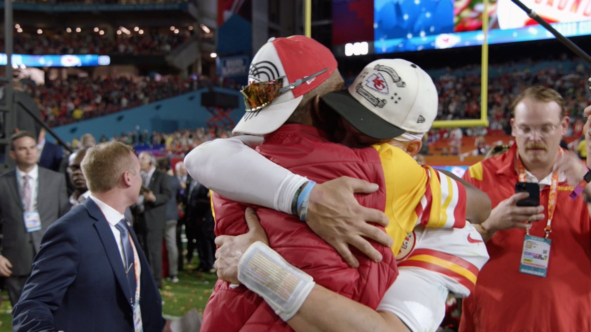 NetflixFR's tweet photo. Cette nuit, les Kansas City Chiefs ont remporté leur 3ème titre de Champions du Super Bowl.

Dans la série docu Quarterback, on retrace leur parcours dans le championnat de 2023 (et oui, vous allez enfin comprendre les règles) https://t.co/vDBRdxVNn8