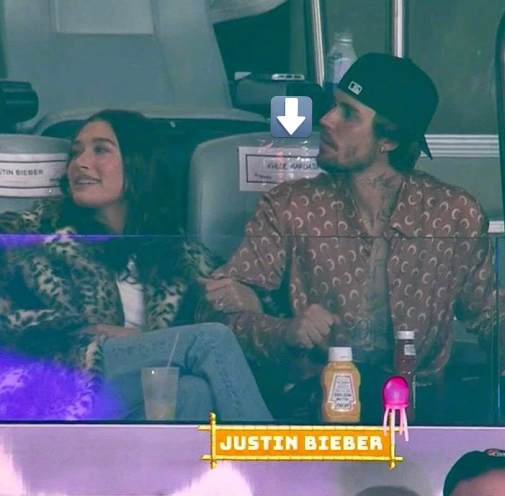 bieberupdate_jp's tweet photo. 2月11日、ラスベガスのアレジアント・スタジアムにて開催されたNFLスーパーボウル2024を観戦するジャスティンとヘイリー🏉🏟️
2人は、クロエ・カーダシアンとケンダル・ジェンナーと座席を交換した模様👀🩷 https://t.co/5HQSw5D56N