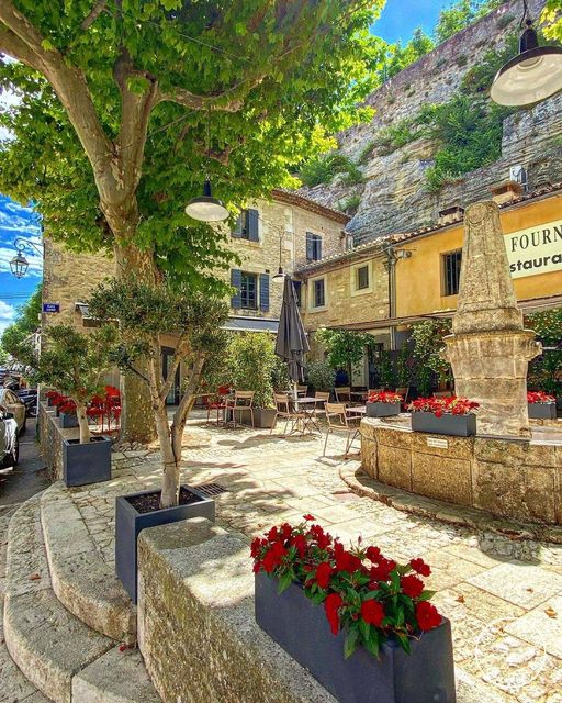 acibiber10's tweet photo. Bonnieux, France.💜🏘️🌳🪴🥀 https://t.co/TKkpgJPSRI