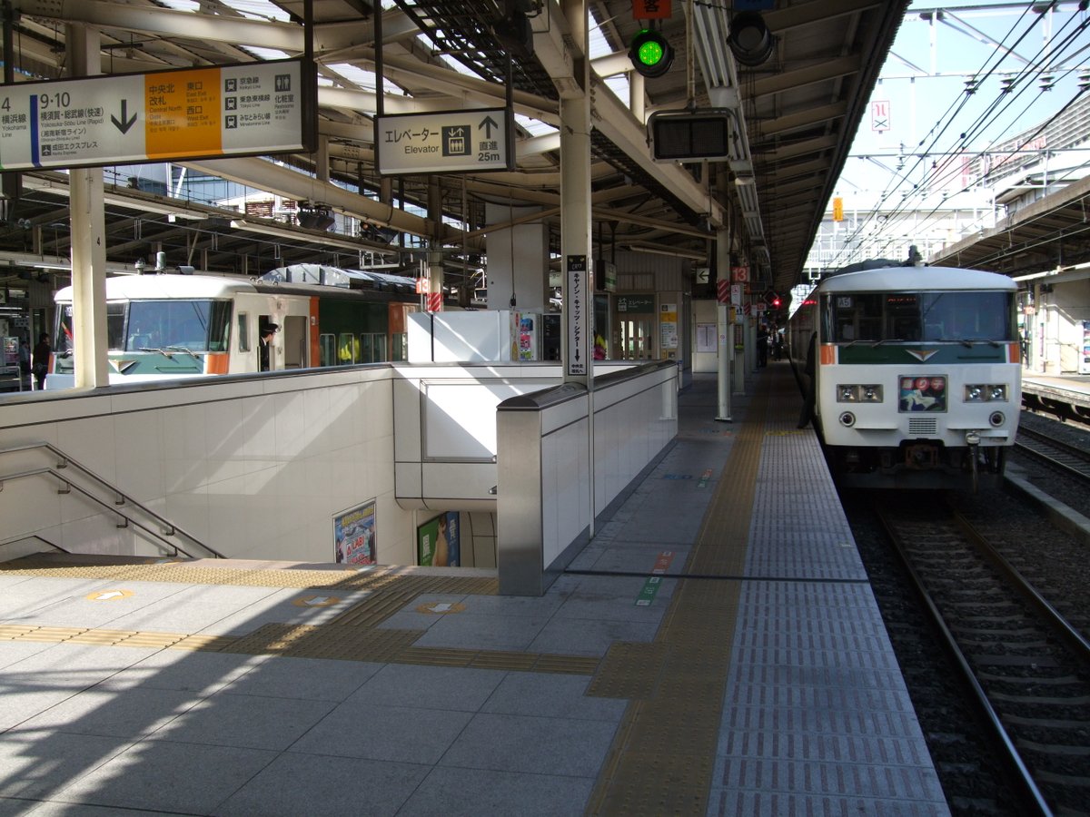 Tomo_Ishigaki's tweet photo. 「我が家に眠るちょっと懐かしの鉄道写真シリーズ」
横浜で185系の普通列車を追い越す185系の臨時特急踊り子＠横浜駅2010.5.2
#185系 #特急踊り子 #521M https://t.co/tXt5tIROK0