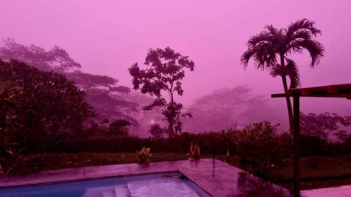 😍 Ciel rose à la tombée du jour ce soir à Tahiti 🇵🇫💖