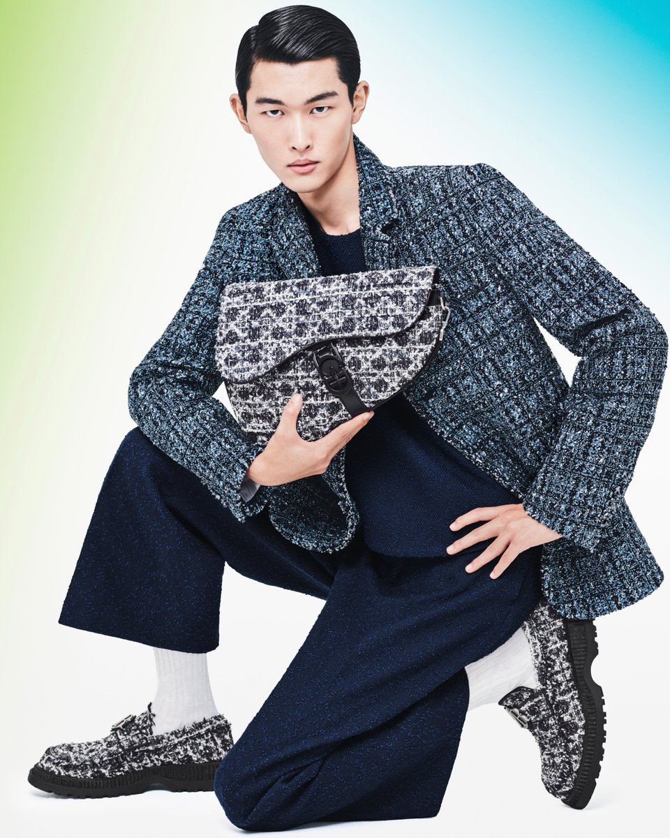 Dior's tweet image. Reimagined archetypes.
In #DiorSummer24, Kim Jones redefines menswear classics like the Harrington and polo with techniques that traverse time and style—employing tweeds, embroideries, and cannage. Discover a fresh take on formal on.dior.com/men-summer24.