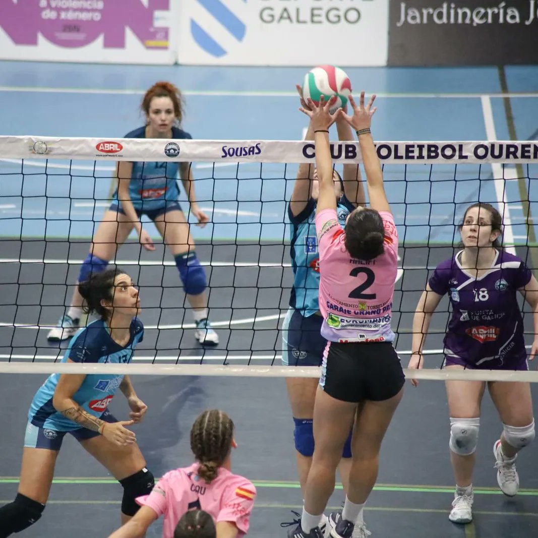 VbTorrelavega's tweet photo. 🔛Empezamos semana con unas imágenes del partido en Ourense 🤗 

#TorrelavegaEsVoley #SF2 https://t.co/edeYfiQqzJ