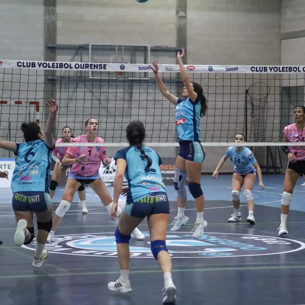 VbTorrelavega's tweet photo. 🔛Empezamos semana con unas imágenes del partido en Ourense 🤗 

#TorrelavegaEsVoley #SF2 https://t.co/edeYfiQqzJ