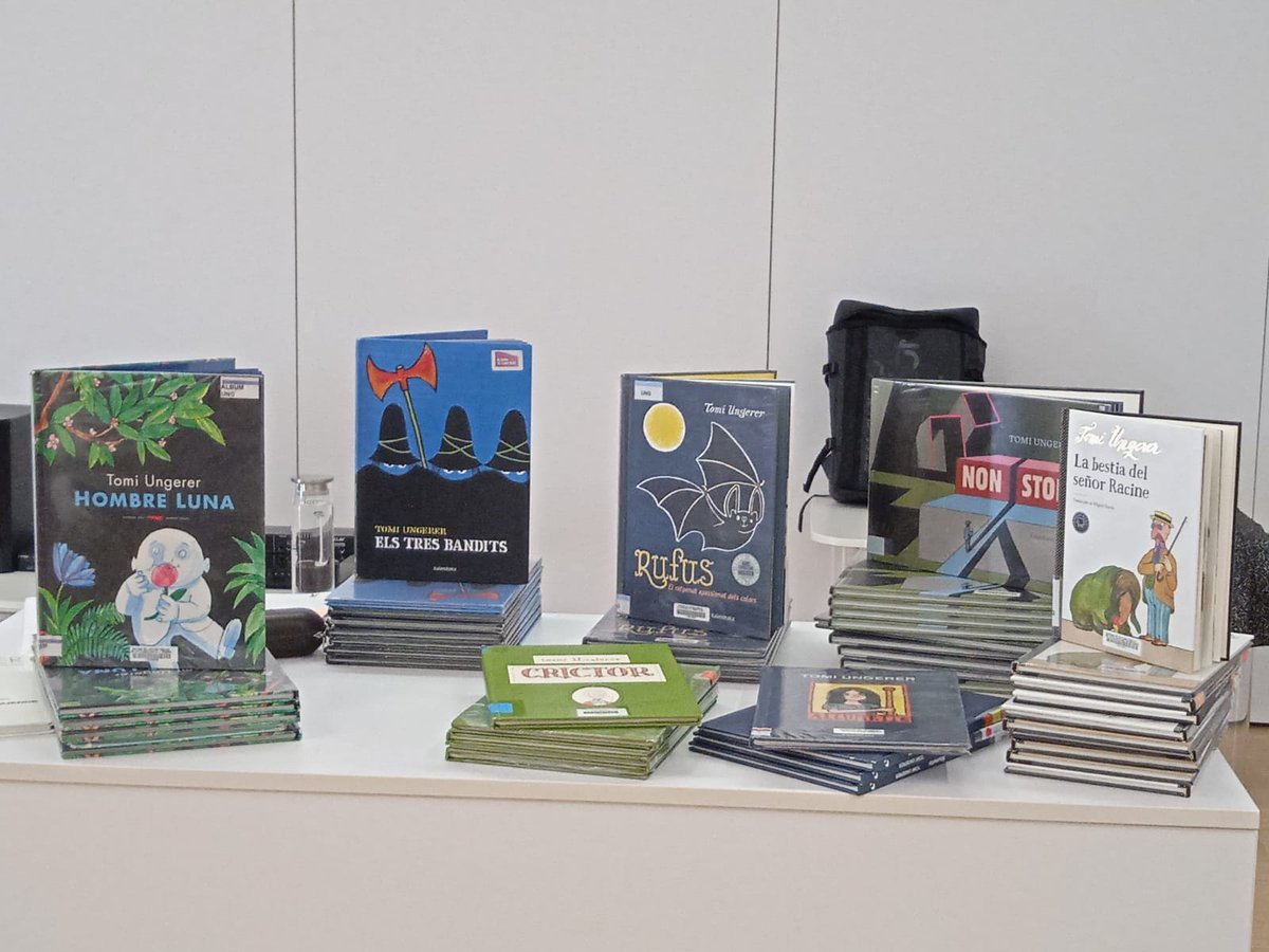 bibgirona's tweet photo. Som a la @bprahola amb @PequenhaciudadP
i NO VOLEM que s'acabin mai aquests monogràfics
dedicats als grans autors de la literatura infantil ‼️‼️
Avui, darrera sessió (snif, snif 😢) en un exercici d'anàlisi i lectura compartida l'obra de Tomi #Ungerer https://t.co/lPgDQWKNhW
