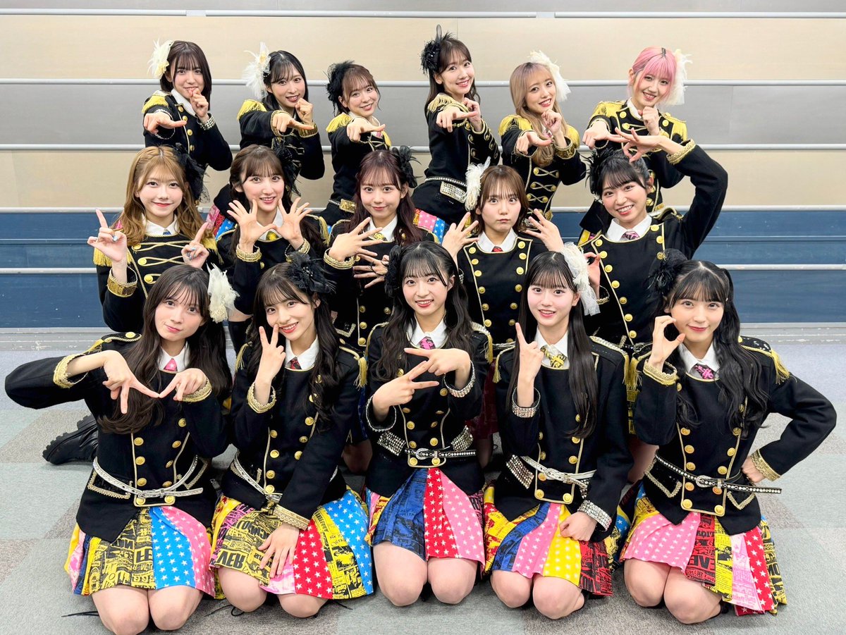 AKB48_staff's tweet photo. ⋱ #CDTVライブライブ 🎤💓 ⋰  

『 #ヘビーローテーション 』
いかがでしたか〰️?🍓🍫

このあとはいよいよ
#AKB48_63rdシングル 初披露💐･*.

みなさん❕
スタンバイできていますか⸜🙌🏻⸝‍

イントロから瞬き厳禁です👀💡
ぜひお楽しみに〰️😉🤍

#AKB48 @TBSCDTV https://t.co/hhMFfTmyPO