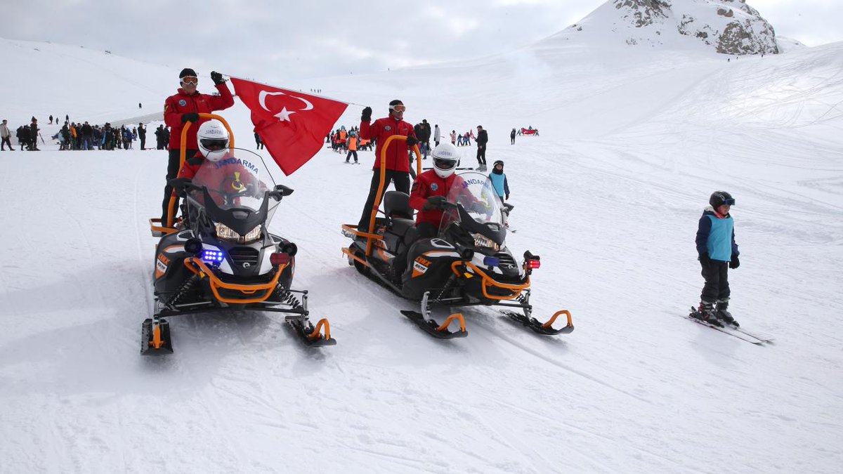 🏂❄️ Hakkari'de 5. Kar Festivali Düzenlendi!

Hakkâri'nin Merga Bütan Kayak Merkezi'nde düzenlenen 5. Kar Festivali, 16 binin üzerinde vatandaşımıza unutulmaz anlar yaşattı.

Jandarma personelinin kusursuz igloları, festivalin yıldızlarıydı. ✨

2 bin 800 rakımında gerçekleşen bu