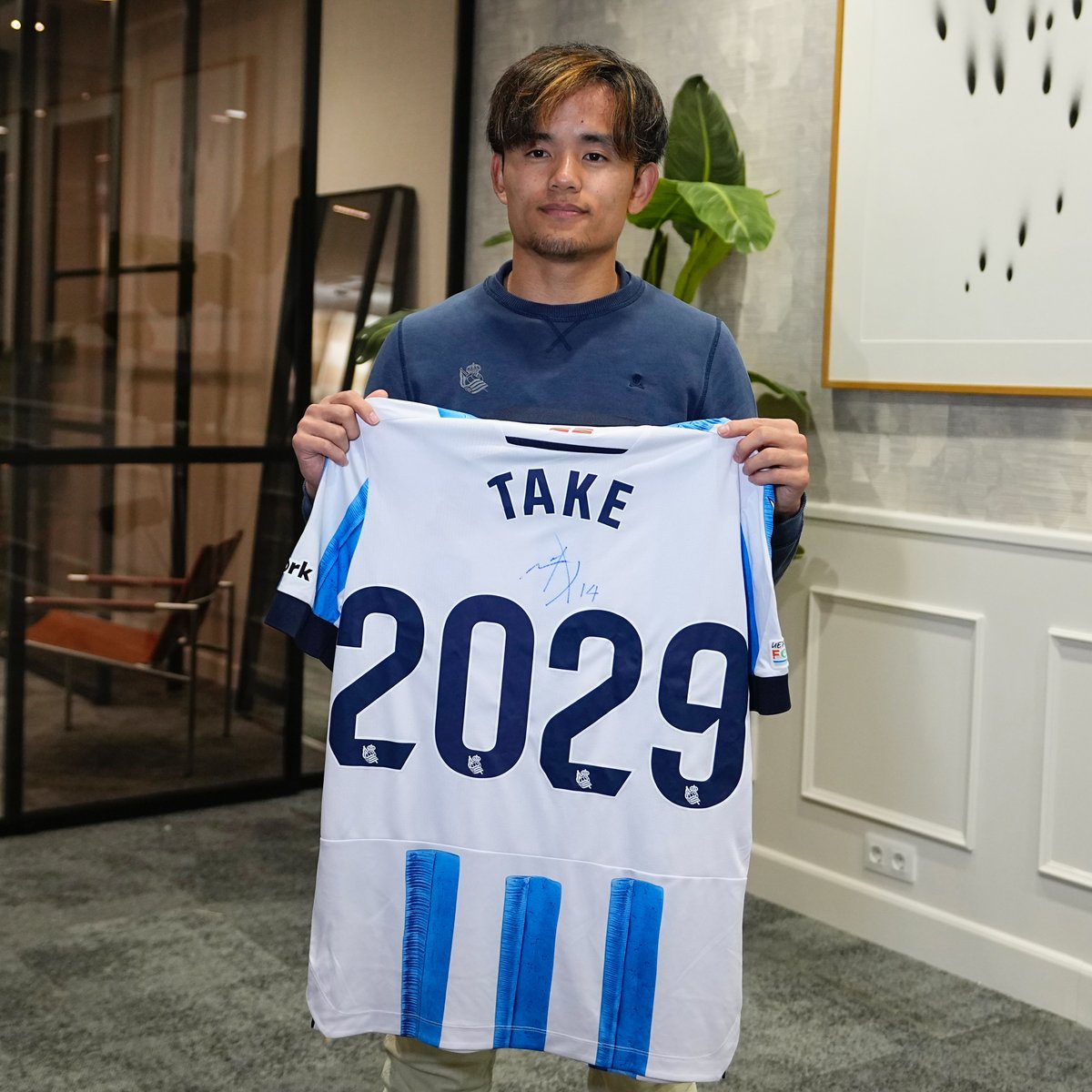 RealSociedad's tweet photo. 💥 SORTEO 💥

¡Sorteamos la camiseta firmada de 𝗧𝗮𝗸𝗲 𝗞𝘂𝗯𝗼 2029 entre todos los que hagáis RT a este tuit!

#Take2029 | #WeareReal