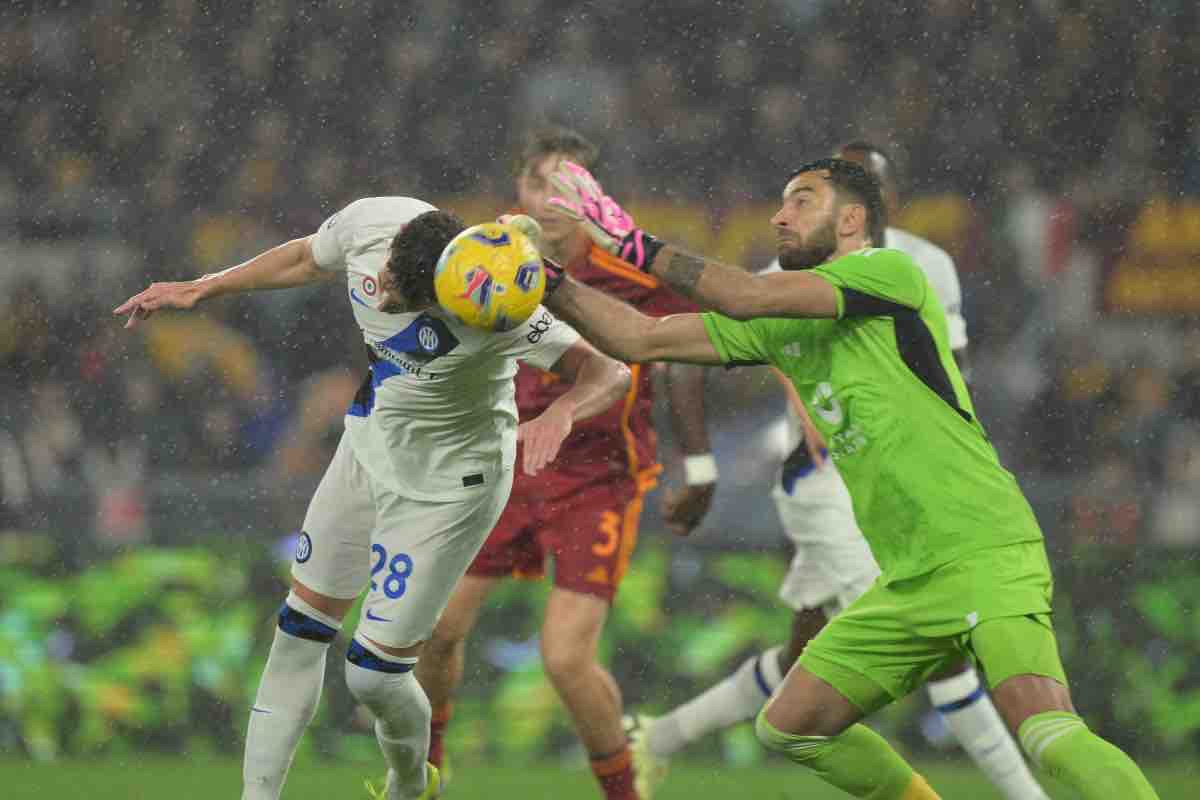 ZZiliani's tweet photo. Stasera DAZN svelerà perchè Sommer ha fatto rigore e Rui Patricio no? L'Italia in fremente attesa
Tutti e due hanno anticipato l'avversario, tutti e due hanno respinto il pallone, tutti e due hanno colpito al volto l'avversario ma Sommer ha avuto rigore contro, Rui Patricio punizione a favore. O ci prendono in giro o c'è qualcosa che non torna

Sono sicuro che sarà così. Stasera, dopo Juventus-Udinese, nel corso del programma “Open VAR” DAZN ci spiegherà perchè in Roma-Inter, a differenza di quel che era successo in Fiorentina-Inter quando venne concesso un calcio di rigore contro l’Inter per un intervento “imprudente” del portiere Sommer su Nzola (uscito su una palla alta, il portiere aveva respinto il pallone con il pugno ma immediatamente dopo aveva colpito al volto l’attaccante avversario), in Roma-Inter di sabato un intervento del tutto identico compiuto dal portiere della Roma Rui Patricio ai danni dell’interista Pavard non ha sortito lo stesso effetto: anzi, l’arbitro ha addirittura concesso un calcio di punizione a favore della Roma. Ricapitolando: non solo l’addetto al VAR (Mazzoleni) non è intervenuto - come aveva fatto Marini con Aureliano - richiamando l’arbitro Guida a rivedere l’azione essendoci gli estremi - così ci avevano spiegato la volta scorsa - del rigore per “comportamento imprudente” del portiere della Roma; ma la stessa DAZN, sia in telecronaca sia nel corso della trattazione post-partita, si è ben guardata dal prendere in considerazione l’azione come se l’episodio in questione (Rui Patricio che esce di pugno, anticipa Pavard, respinge il pallone e subito dopo colpisce alla testa l’interista) non fosse mai avvenuto. Eppure, e le immagini che anche qui vi ripropongo lo confermano, parliamo di due azioni dalla dinamicaperfettamente uguale: portiere e avversario che saltano su una palla alta, il portiere che di pugno respinge il pallone anticipando per poche frazioni di secondo il colpo di testa dell’attaccante, il pugno del portiere che va poi a colpire inevitabilmente il volto dell’avversario che stramazza a terra dolorante.

Ora, aprendo una breve parentesi: provate a immaginare se Nico Gonzalez in Fiorentina-Inter avesse trasformato il rigore concesso da Aureliano invece di sbagliarlo: la partita, che era agli sgoccioli, sarebbe probabilmente finita in pareggio e l’Inter avrebbe oggi 2 punti di vantaggio in meno sulla Juventus. E anche se l’Inter in casa della Roma alla fine ha vinto lo stesso, lo ha fatto patendo le pene dell’inferno; tant’è che aveva chiuso il primo tempo in svantaggio (1-2) cosa che non sarebbe successa se al minuto 12, per coerenza con quanto deciso in Fiorentina-Inter, le fosse stato concesso il rigore per l’intervento “imprudente” di Rui Patricio su Pavard. Roma e Inter erano in quel momento sullo 0-0, Calhanoglu avrebbe probabilmente realizzato il rigore (non ne ha mai sbagliato uno) e tutto sarebbe stato più facile, ne converrete, per la squadra di Inzaghi. Ed è una fortuna per Rocchi e per i suoi arbitri che la forza dell’Inter, unita a un po’ di buona sorte (leggi: l’indecorosa esecuzione del rigore di Nico Gonzalez) non abbiano tolto ai nerazzurri la vittoria in queste due partite: fossero finite in pareggio, come avrebbe potuto acccadere per l’intervento dell’addetto VAR Marini in Fiorentina-Inter e per il mancato intervento dell’addetto VAR Mazzoleni in Roma-Inter, oggi l’Inter non avrebbe 60 punti in classifica ma 4 in meno (56), gli stessi della Juventus in caso di successo stasera contro l’Udinese: e il campionato sarebbe attraversato oggi da una bufera di proteste, polemiche e controversie tali da trasformarlo in una Santabarbara.

Ma stasera, come detto, finalmente sapremo. Non ho dubbi che DAZN, la piattaforma detentrice dei diritti della Serie A che per un curioso caso del destino figura tra gli sponsor della Juventus quale suo partner ufficiale, avrà organizzato un bel seminario volto al chiarimento del mistero di “Sommer imprudente e Rui Patricio non imprudente”. Dopo il caso Sommer-Nzola, Pierluigi Pardo ospitò nientemeno che il vice in carica del designatore Rocchi, Damato, il quale spiegò al colto e all’inclita il perchè della giustezza del rigore fischiato contro Sommer (fu “imprudente”, non fece attenzione che avrebbe colpito il pallone, sì, ma anche il volto dell’avversario); ebbene, stasera ci aspettiamo che Damato, o magari Rocchi in persona o perchè no l’addetto al VAR Mazzoleni ci spieghino perchè Rui Patricio, avendo compiuto lo stesso intervento di Sommer, avendo cioè colpito col pugno prima il pallone e poi il viso dell’attaccante non solo non sia stato “imprudente” ma sia stato addirittura vittima dell’imprudenza dell’avversario che pur avendo rimediato un pugno in testa si è visto fischiare punizione contro per carica al portiere.

A Firenze Sommer colpevole, a Roma Rui Patricio innocente e anzi addirittura vittima. E insomma, delle due l’una: o all’AIA e alla CAN girano due regolamenti diversi del gioco del calcio e a seconda delle partite e delle circostanze si consiglia all’arbitro l’uso del regolamento 1 piuttosto che del regolamento 2, e allora il mistero è svelato ma almeno dovrebbero dircelo; oppure il regolamento è uno solo e allora questa totale disparità di trattamento non trova spiegazione. A meno che non si voglia pensar male: ma è l’ultima cosa che vogliamo fare, e che tutti gli sportivi italiani vogliono fare, essendo l’onorabilità e l’imparzialità degli arbitri di casa nostra al di sopra di ogni sospetto da sempre e a dispetto di piccoli, trascurabili, innocenti incidenti di percorso del tutto irrilevanti al fine del mio discorso, tipo Calciopoli.

In conclusione, da ex autore di programmi televisivi sportivi quale sono, ai colleghi di DAZN mi permetto di dare un consiglio anche se non richiesto: fossi in loro, per dare un tocco di spettacolarità all’evento organizzerei questa sera una sorta di duello alla “Mezzogiorno di fuoco” tra l’addetto VAR Marini che fece dare il rigore contro Sommer e l’addetto VAR Mazzoleni che non lo fece dare contro Rui Patricio. 

Accompagnati dai padrini Doveri e Pairetto (che li affiancavano come AVAR in Fiorentina-Inter e in Roma-Inter) e col giudice Marelli a dirigere le operazioni, in piedi schiena contro schiena a centro studio i due addetti VAR hanno un minuto di tempo per spiegare, allontanandosi l’uno dall’altro, prima l’uno e poi l’altro, perchè Sommer aveva commesso fallo da rigore ai danni di Nzola e perchè Rui Patricio non lo ha commesso ai danni di Pavard. Tutto questo prima di voltarsi e sparare. Nella speranza che i due duellanti non colpiscano il giudice Marelli (una fattispecie non prevista dal rituale), l’emozione e la curiosità di scoprire chi dei due aveva ed ha ragione sono altissime. Chi vincerà? Le scommesse sono aperte. Per informazioni unitevi a “Fan Zone” su DAZN inquadrando il QR code che appare sulla vostra smart-tv.