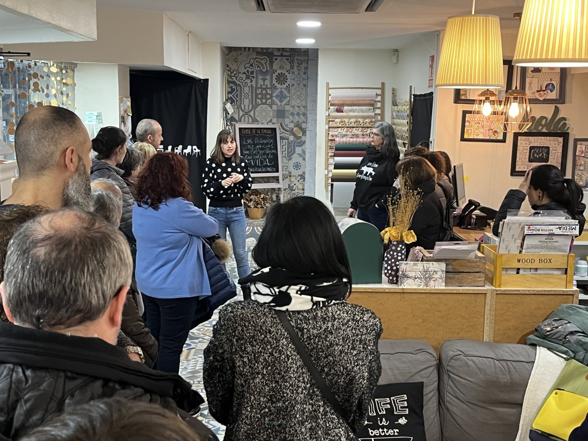INMAdivulga's tweet photo. Dentro de las actividades del @11defebreroES  , nuestras investigadoras participaron en la iniciativa ESCAPARATES 11F.
👩‍🔬Cristina Momblona participó en la tienda @serendipiazgz  y 👩‍🔬 Silvia Hernández en @scrapa2_zgz
@unizar @AragonCsic https://t.co/lX09CO2mgy