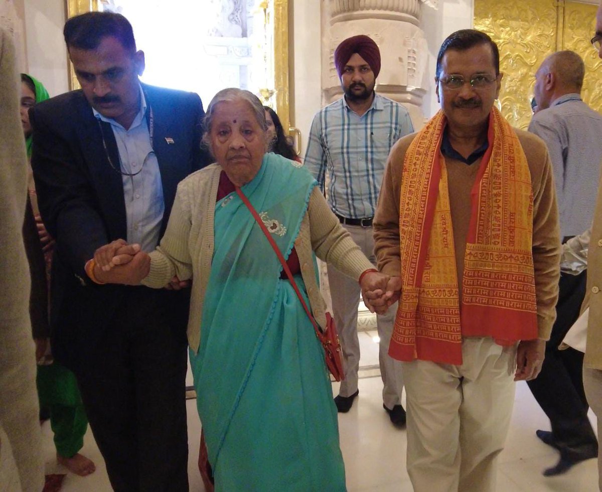 माता-पिता और अपनी धर्मपत्नी के साथ आज अयोध्या जी पहुँचकर श्रीराम मंदिर में रामलला जी के दिव्य दर्शन करने का सौभाग्य प्राप्त हुआ। इस अवसर पर भगवंत जी एवं उनका परिवार भी साथ रहा। सबने मिलकर मर्यादा पुरुषोत्तम भगवान श्रीराम जी के दर्शन किए एवं देश की तरक़्क़ी के साथ समस्त मानवता के