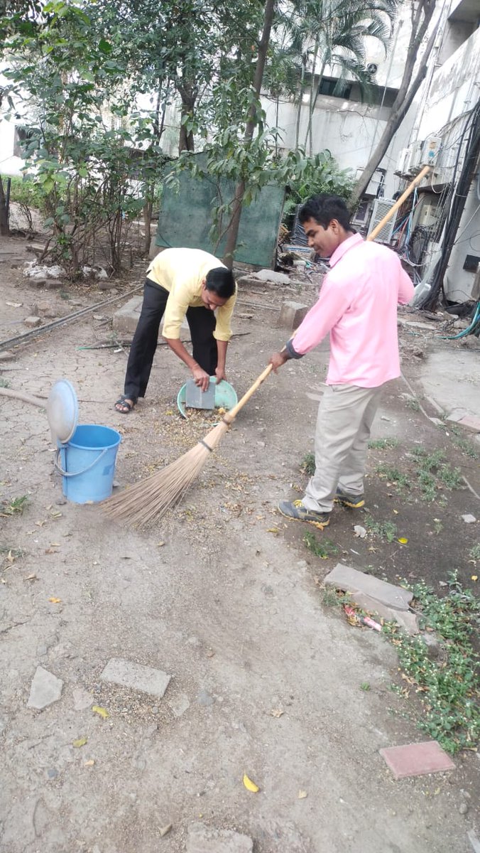 As part of #SwachhtaPakhwada, Officials of #STPI #Indore centre carried out cleaning outside office area #STPIINDIA #SwachhBharatMission #SwachhataHiSeva #SwachhBharat @arvindtw @DeveshTyagii @purnmoon @varma_ravii