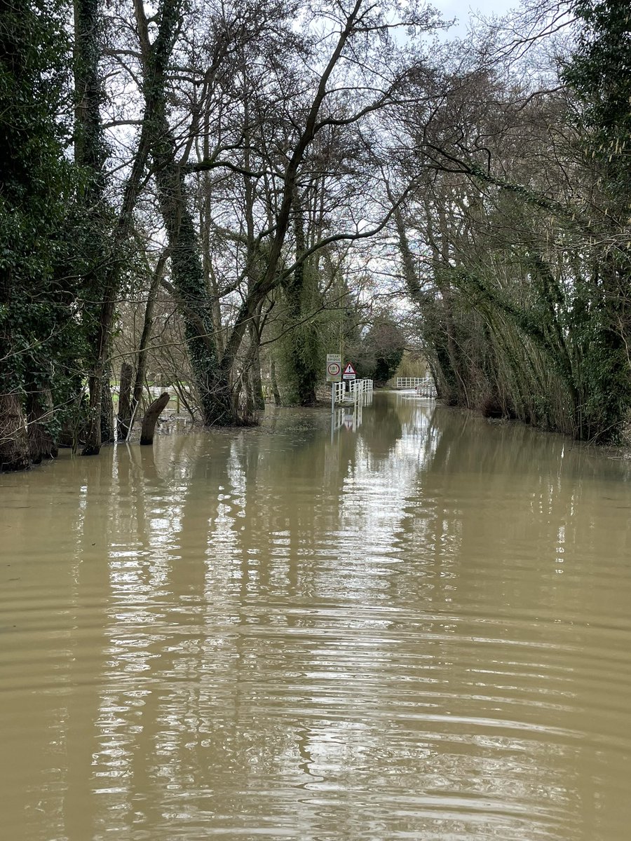 hmajor08's tweet photo. @AJ99500818 Drivers take no notice of our flood sign &amp; carry on regardless before having to reverse along a lane with full ditches each side. https://t.co/PNaqbuGSQG