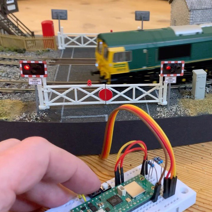 PaterPracticus's tweet photo. @modelrailUK No couples or pancakes, but I do have some working scratch-built level crossing lights controlled by a #raspberrypi Pico. #ModellingMonday https://t.co/PTBf7PZLvM
