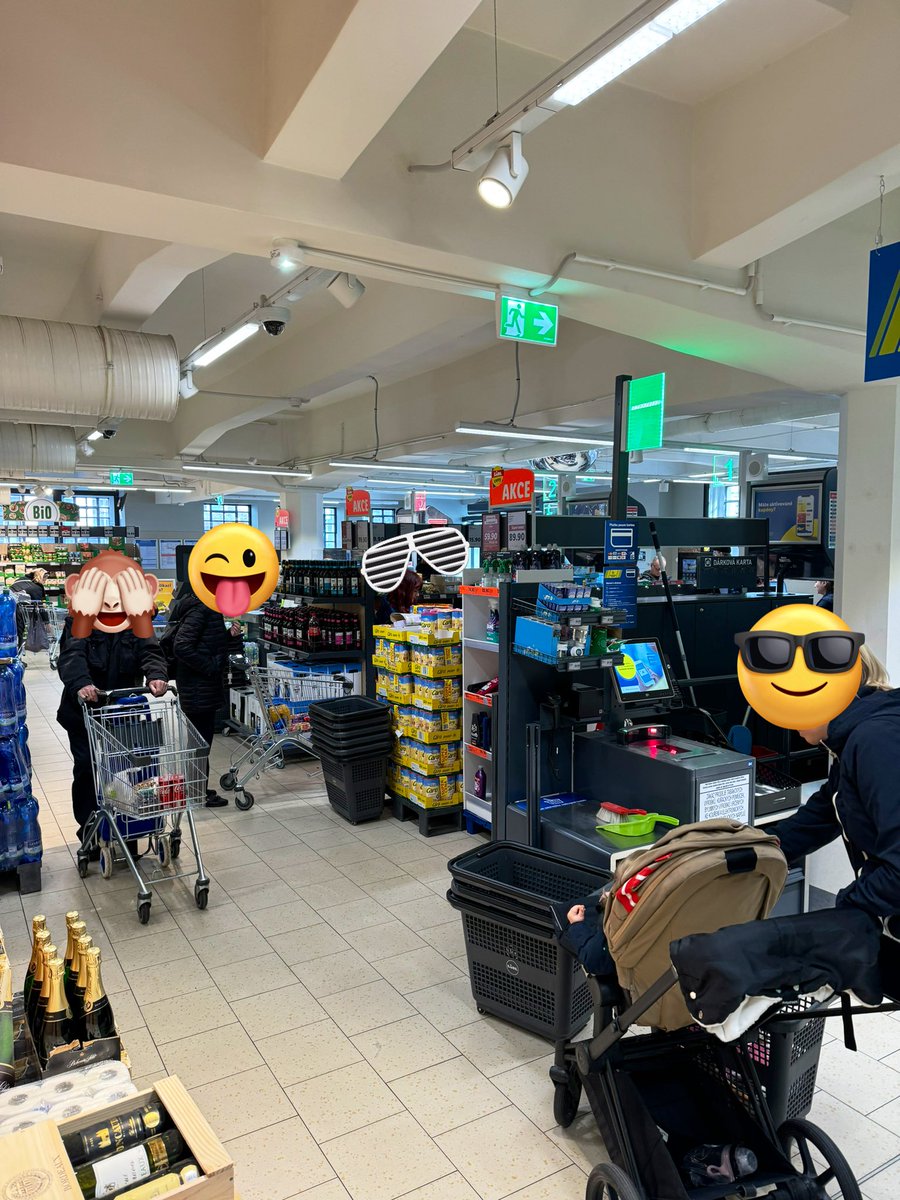 fidzifialka's tweet image. Miluju zaprděný Čechy, co si nikdy nevytáhnou prdel z hlavy a budou stále chodit na normální kasy. 

Snad nejvytíženější Lidl na Želivárně,kde jsem vždy strávil 10min čekaním na kase.

Nyní proběhnu za minutu, i když fronty na  normálních kasách jsou stále stejný😀😀

#goodforme