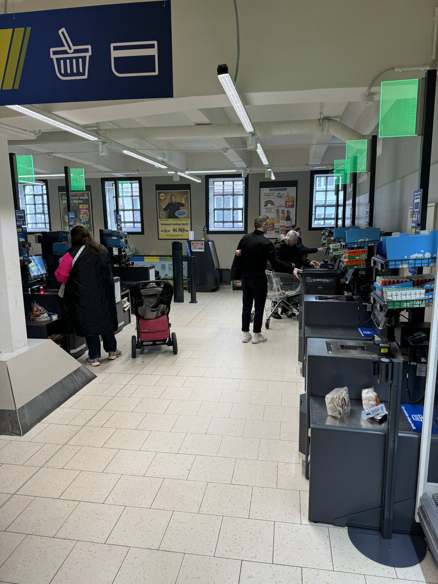 fidzifialka's tweet image. Miluju zaprděný Čechy, co si nikdy nevytáhnou prdel z hlavy a budou stále chodit na normální kasy. 

Snad nejvytíženější Lidl na Želivárně,kde jsem vždy strávil 10min čekaním na kase.

Nyní proběhnu za minutu, i když fronty na  normálních kasách jsou stále stejný😀😀

#goodforme