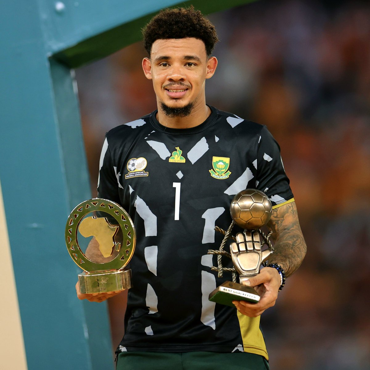 Masandawana's tweet photo. 𝘼𝙛𝙧𝙞𝙘𝙖'𝙨 𝙉𝙪𝙢𝙗𝙚𝙧 𝙊𝙣𝙚!🌟 🔥 

Congratulations to our very own Ronwen Williams for claiming the Goalkeeper of the Tournament award at #TotalEnergiesAFCON2023! 🙌🇿🇦

#Sundowns