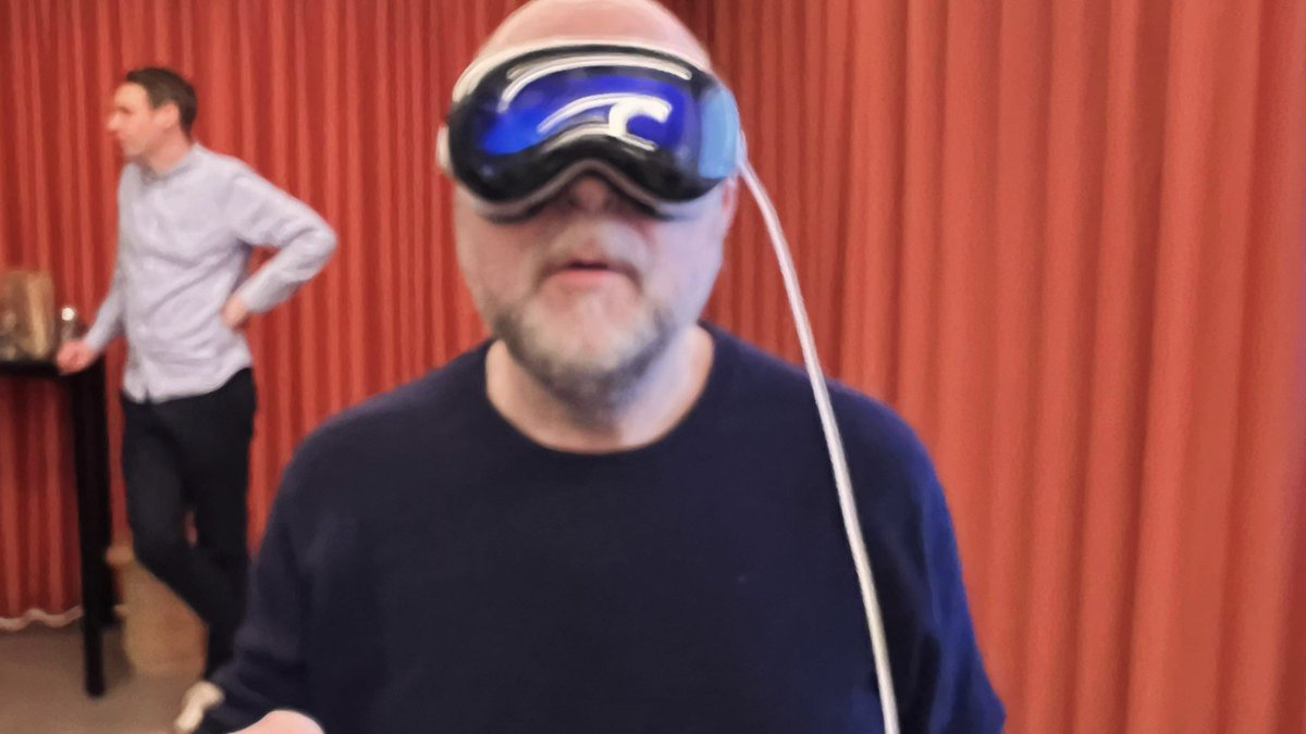 Techtopia prøver den nye XR-brille til unboxing fest for Apple Vision Pro og diskuterer den med en professionel superbruger og udvikler af XR-teknologi. Se mere her: ida.dk/viden-og-netva…