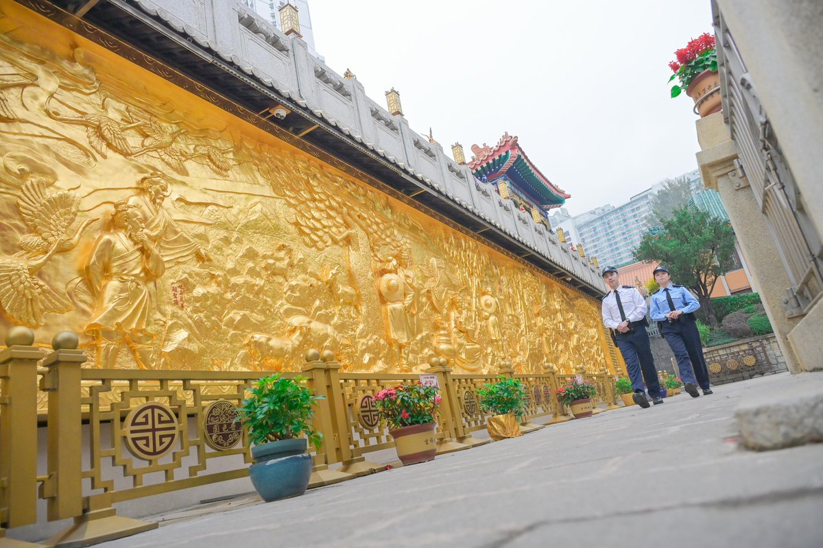 hkpoliceforce's tweet image. #HKPFootprint🚓| As the🐰’s passed the torch to the🐲, we’ve been guarding the serene aura of📍#WongTaiSin Temple🧧—a sacred mecca for well-wishers praying for an auspicious start every #ChineseNewYear—to help perpetuate the custom of wishing🇭🇰felicity &amp;amp; stability thru the year🐉
