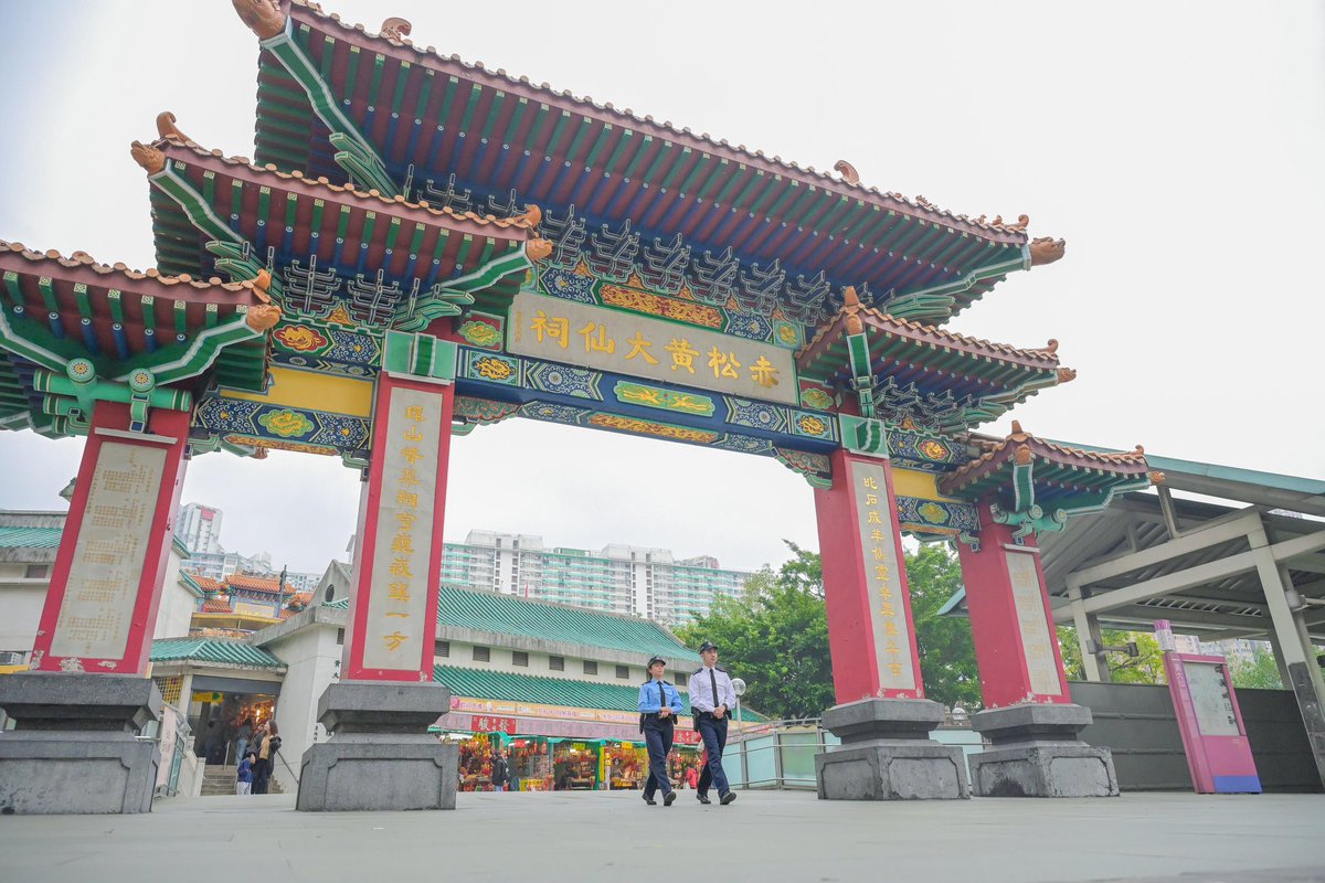hkpoliceforce's tweet image. #HKPFootprint🚓| As the🐰’s passed the torch to the🐲, we’ve been guarding the serene aura of📍#WongTaiSin Temple🧧—a sacred mecca for well-wishers praying for an auspicious start every #ChineseNewYear—to help perpetuate the custom of wishing🇭🇰felicity &amp;amp; stability thru the year🐉