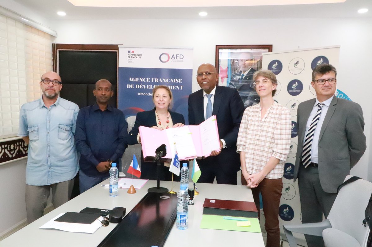 LiveDjib's tweet photo. Le ministre de l’Économie et de l’Industrie, Son Excellence @Ilyasdawaleh , et l’Ambassadrice de France à #Djibouti, Mme Dana Purcarescu, ont signé la convention de financement du Projet Urbain de #Balbala/#Layabley. Ce financement de 2 milliards de FDJ viendra compléter les travaux de la première phase de Warabaley/Moustiquaire, témoignant ainsi de l’excellence des relations entre nos deux pays. Nous saluons l’engagement de la France dans le secteur de l’assainissement et du développement urbain durable, ainsi que la qualité du partenariat et de la collaboration avec l’Agence Française de Développement.

@mefidjibouti 
@AFD_France 
@ADDSDjibouti 
@FranceaDjibouti 
#CommunedeBalbala
#Djibouti 

🇩🇯🤝🇫🇷