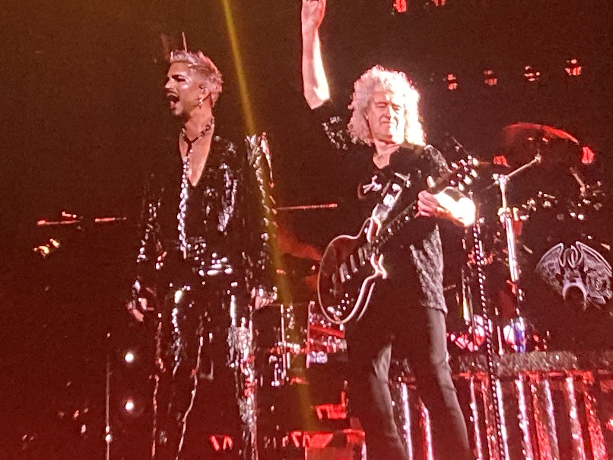 tanfreecat's tweet photo. 本の事ではないけど。

ただ今、Queen＋Adam Lambertの来日公演5公演全て参戦中❣️

Adamはセクシーだし、ロジャーのお茶目な所、ブライアンの優しい笑顔が最高✨
札幌ではGLAYも見られるなんて‼︎
GLAYもカッコ良かった〜👍

Queen友達も何人か出来た☺️
残り東京2公演‼︎   楽しむぞー！ https://t.co/QabvdeRd6V