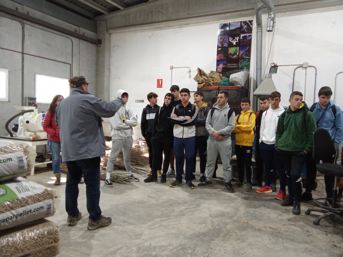 🌲La setmana passada l'alumnat del cicle d'Aprofitament i Conservació del Medi Natural de l'IES Pere-Enric Barreda i Edo de Benassal va visitar el @GVAcief per a conéixer el projecte LIFE Teixeres i com es treballa al banc de llavors i els vivers per a la conservació d'espècies🌱